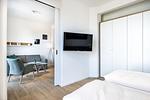 Schlafzimmer mit Doppelbett und Flatscreen TV - gbmv0-01 - Großenbrode - Krusespeicher 4-59 - Top-Hundeurlaub