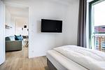 Schlafzimmer mit Doppelbett und Flatscreen TV - gbmv0-01 - Großenbrode - Krusespeicher 5-63 - Top-Hundeurlaub