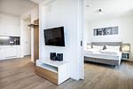Wohn-Essbereich mit Couch und Flatscreen-TV - Krusespeicher 5-65 - Top-Hundeurlaub
