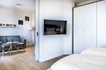 Schlafzimmer mit Doppelbett und Flatscreen TV - gbmv0-01 - Großenbrode - Krusespeicher 5-65 - Top-Hundeurlaub