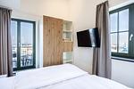 Schlafzimmer mit Doppelbett und Flatscreen TV - gbmv0-01 - Großenbrode - Krusespeicher 6-68 - Top-Hundeurlaub