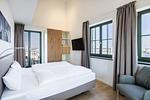 Schlafzimmer mit Doppelbett und Flatscreen TV - gbmv0-01 - Großenbrode - Krusespeicher 6-68 - Top-Hundeurlaub