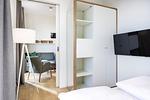 Schlafzimmer mit Doppelbett und Flatscreen TV - gbmv0-01 - Großenbrode - Krusespeicher 6-72 - Top-Hundeurlaub