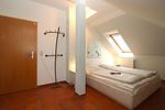 Schlafzimmer - Appartementhaus Villa Sanssouci Fewo 2 "Kaptain's Kiek" - Top-Hundeurlaub