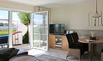 Wohnzimmer - Haus: Terrasse, Seeblick, Sauna- und Schwimmbadnutzung - Top-Hundeurlaub