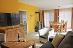 Wohnzimmer - Ferienhaus Meinholdstraße mit eigener Sauna, Kamin, 4 Schlafzimmern ca. 500m vom Ostseestrand - Top-Hundeurlaub