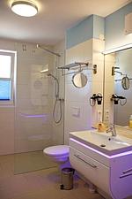 Badezimmer - Ferienhaus Meinholdstraße mit eigener Sauna, Kamin, 4 Schlafzimmern ca. 500m vom Ostseestrand - Top-Hundeurlaub