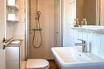 Badezimmer mit Dusche - Ferienhaus 01 - Top-Hundeurlaub