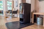 Kamin im Wohnbereich - Ferienhaus 03 - Top-Hundeurlaub