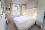 1. Schlafzimmer mit Doppelbett - Ferienhaus 25 - Top-Hundeurlaub