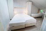 5. Schlafzimmer mit Doppelbett und Einzelbett - Ferienhaus 25 - Top-Hundeurlaub