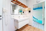 Badezimmer mit Waschbecken - Ferienhaus 25 - Top-Hundeurlaub