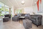 Wohnzimmer mit Sofa - Ferienhaus 23 - Top-Hundeurlaub