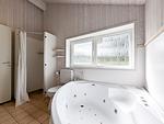 Badezimmer mit Dusche und Whirlpool - Ferienhaus 23 - Top-Hundeurlaub