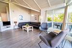 Wohnzimmer mit Sofa und Sessel - Ferienhaus 20 - Top-Hundeurlaub