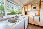 Küche mit Mikrowelle und Geschirrspüler - Ferienhaus 20 - Top-Hundeurlaub