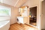 Badezimmer mit Waschbecken und Waschmaschine - Ferienhaus 20 - Top-Hundeurlaub