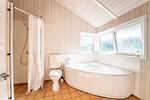 Badezimmer mit Dusche und Whirlpool - Ferienhaus 20 - Top-Hundeurlaub