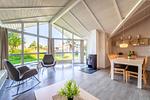 Wohnzimmer mit Blick zum Kamin - Ferienhaus 20 - Top-Hundeurlaub