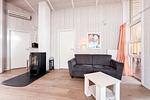 Wohnbereich mit 2-er Sofa und Kamin - Ferienhaus 06 - Top-Hundeurlaub