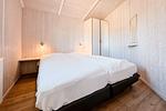 erstes Schlafzimmer mit Kleiderschrank - Ferienhaus 06 - Top-Hundeurlaub