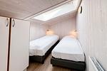 fünfter Schlafbereich im Alkoven mit Einzelbetten und Kleiderschrank - Ferienhaus 06 - Top-Hundeurlaub