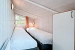 sechster Schlafbereich im Alkoven mit Einzelbetten und Kleiderschrank - Ferienhaus 06 - Top-Hundeurlaub