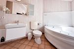 1. Bad mit Whirlpool und WC - Ferienhaus 06 - Top-Hundeurlaub