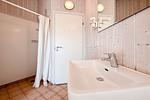 Dusche im 1. Badezimmer - Ferienhaus 06 - Top-Hundeurlaub