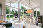 Wohnzimmer mit Zugang zur Terrasse - Ferienhaus 08 - Top-Hundeurlaub