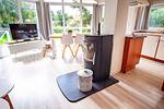 Wohnzimmer mit Blick zum Kamin - Ferienhaus 08 - Top-Hundeurlaub