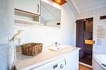 Badezimmer mit Waschbecken - Ferienhaus 08 - Top-Hundeurlaub