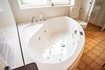 Badezimmer mit Whirlpool - Ferienhaus 08 - Top-Hundeurlaub