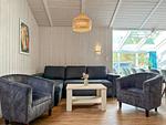 Wohnzimmer mit Sofa und Sessel - Ferienhaus 12 - Top-Hundeurlaub