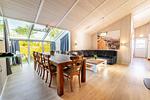 Wohnzimmer mit Essbereich und Sofa - Ferienhaus 15 - Top-Hundeurlaub