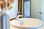 Badezimmer mit WC und Waschbecken - Ferienhaus 17 - Top-Hundeurlaub