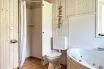 Badezimmer mit WC und Dusche - Ferienhaus 17 - Top-Hundeurlaub
