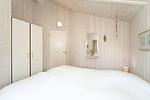 erstes Schlafzimmer mit Kleiderschrank - Ferienhaus 17 - Top-Hundeurlaub