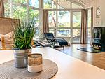 Wohn-und Essbereich mit Blick zum Kamin - Ferienhaus 17 - Top-Hundeurlaub