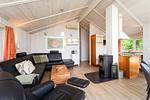 Wohnbereich mit Blick zum Kamin - Ferienhaus 18 - Top-Hundeurlaub