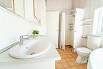 Badezimmer mit Waschbecken und WC - Ferienhaus 18 - Top-Hundeurlaub