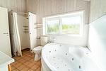 Badezimmer mit Dusche und Whirlpool - Ferienhaus 18 - Top-Hundeurlaub