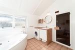 Badezimmer mit Waschbecken und Spiegel - Ferienhaus 19 - Top-Hundeurlaub