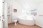 Badezimmer mit Whirlwanne und Dusche - Ferienhaus 19 - Top-Hundeurlaub