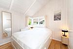 erstes Schlafzimmer mit Spiegel - Ferienhaus 19 - Top-Hundeurlaub