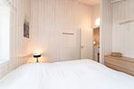 erstes Schlafzimmer mit Kleiderschrank - Ferienhaus 19 - Top-Hundeurlaub