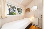 zweites Schlafzimmer mit Fenster - Ferienhaus 19 - Top-Hundeurlaub