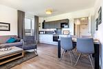 Wohn-/Essbereich mit Esstisch und Küchenzeile - Aparthotel Ostseeallee 3-22 - Top-Hundeurlaub