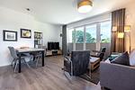 Wohn-/Essbereich mit Zugang zur Terrasse - Aparthotel Ostseeallee 3-22 - Top-Hundeurlaub