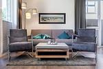 Wohn-/Essbereich mit Doppelschlafcouch und Sessel - Aparthotel Ostseeallee 3-22 - Top-Hundeurlaub